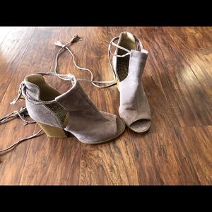 heeled boots with laces for wrapping legs